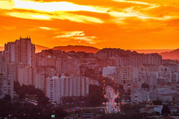 Mravince: Pogled na Split i zalazak sunca iza tmurnih oblaka