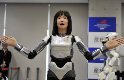 Robotica od 43 kg hodat će s manekenkama na pisti