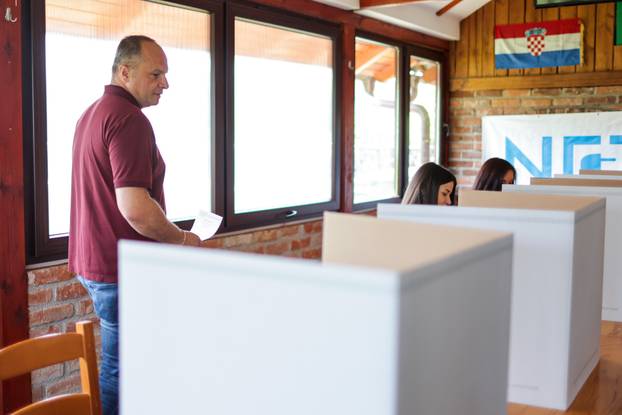 Zabok: Predsjednik SDP-a Siniša Hajdaš Dončić glasovao u drugom krugu lokalnih izbora