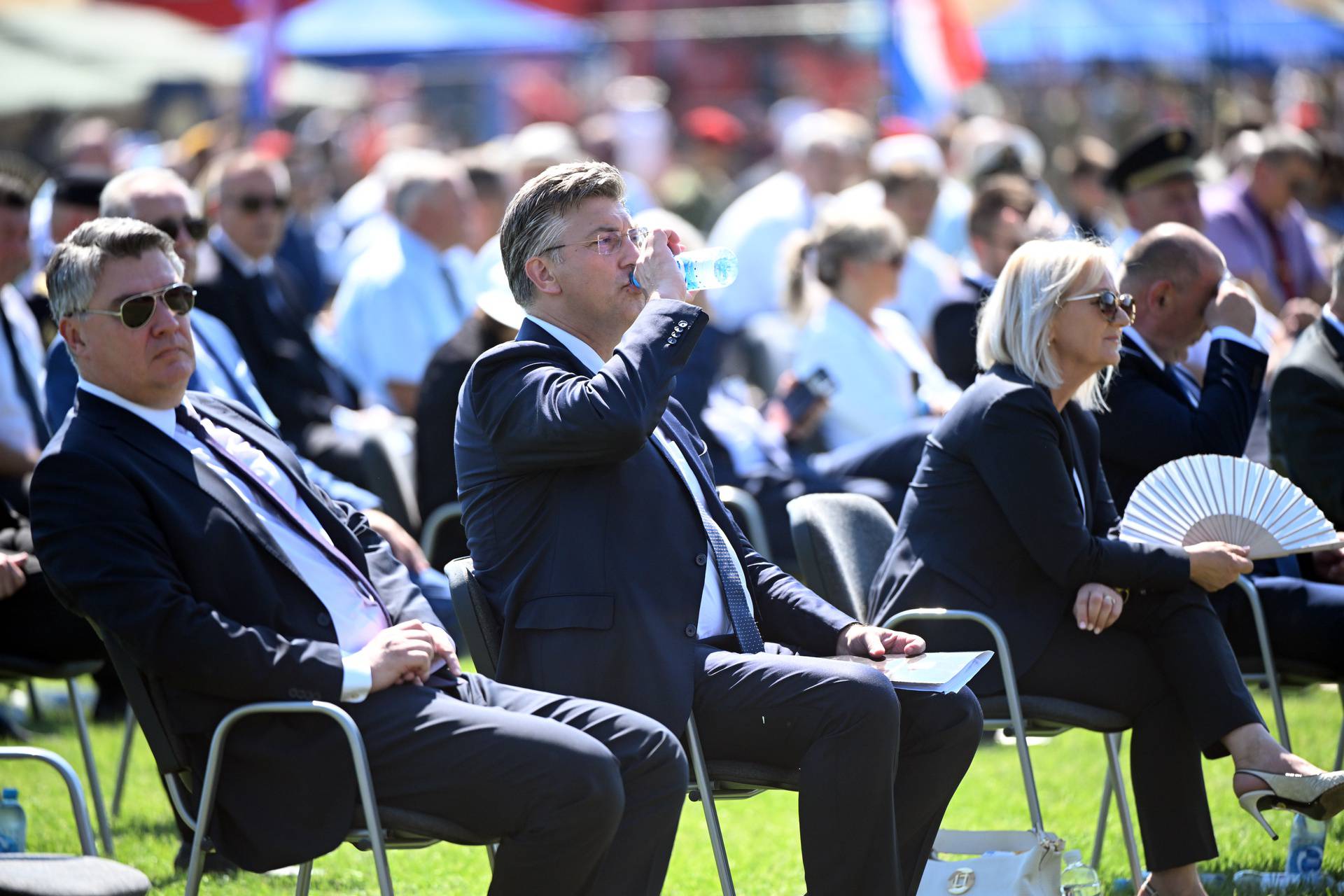 Knin: Zbog velike vrućine uzvanici na središnjoj proslavi Oluje koristili papire, lepeze i vodu 