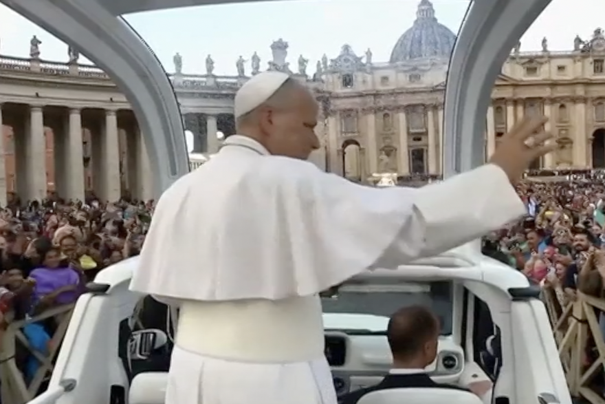 Papa Lav prvi put nakon operacije raka ulazi u papamobil