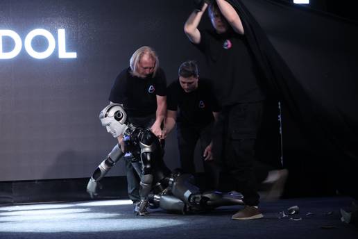 VIDEO Ruski robot pao tijekom predstavljanja. Srušio se čim je zakoračio na taktove 'Rockyja'