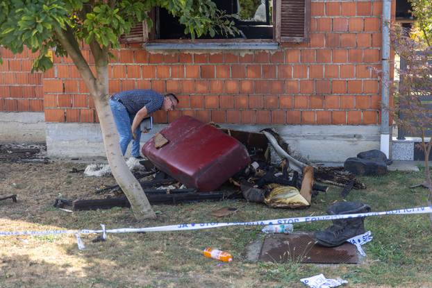 Tovarnik:  Zapalio dvije kuće, ranio policajca nožem, pa ga drugi policajac nastrijelio