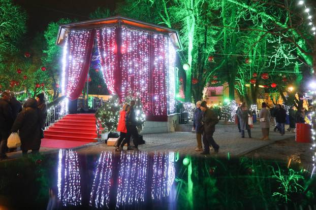 Karlovac: Sve?ano otvoren Advent