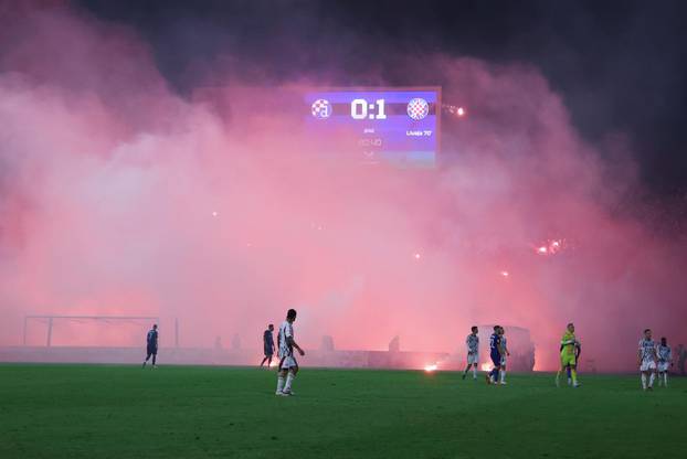 Zagreb: Zbog baklji nakratko prekinut derbi Dinama i Hajduka