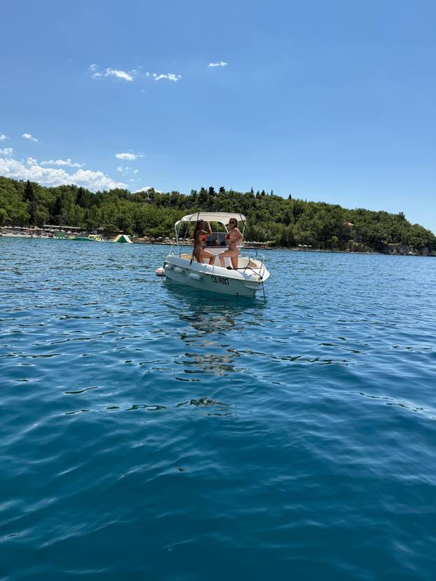 FOTO Nives i prijateljica sunčale se na SUP dasci u tangicama