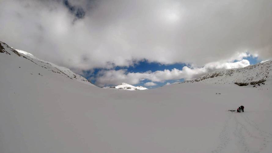 Zanimljiv prizor na Dinari: Auto je skoro cijeli zatrpan u snijegu