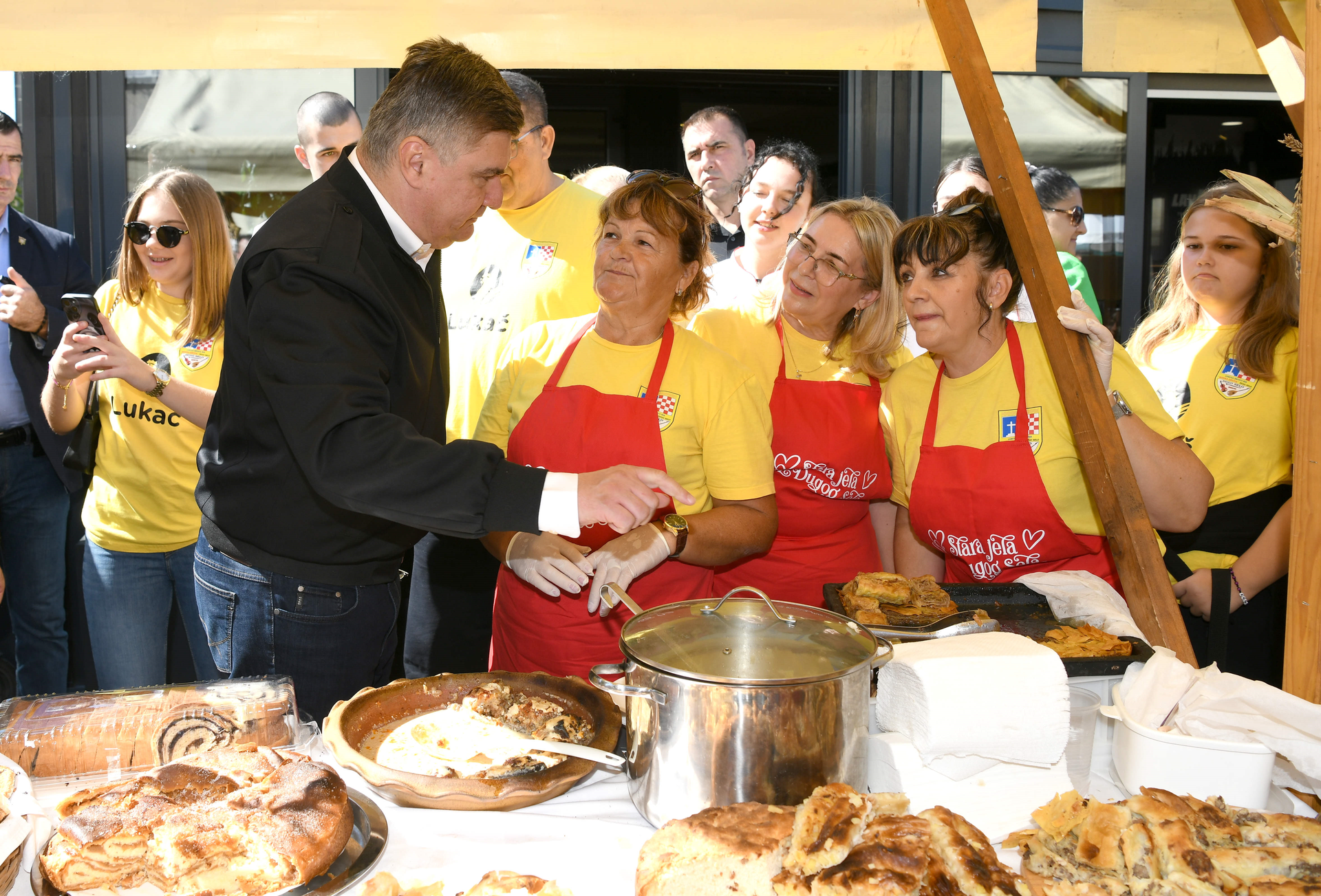 Milanović u Dugom Selu kušao tradicionalna jela iz tog kraja