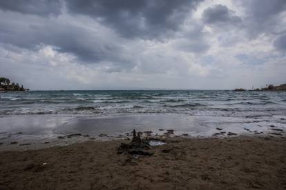 FOTO Na Jadranu puše jako jugo! Oni najhrabriji i danas su uživali na Bačvicama u Splitu