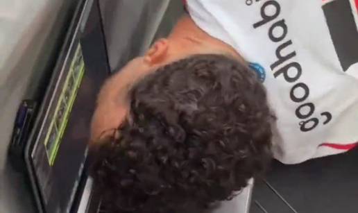 VIDEO Ivan Perišić nezgodno pao na laptop nakon asistencije