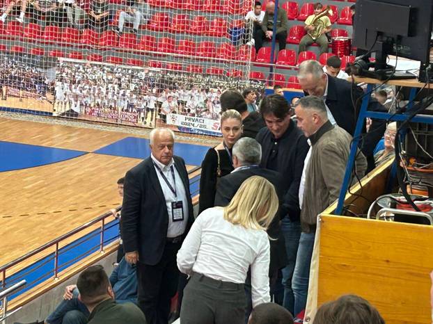FOTO Predsjednik Hajduka Bilić poklonio dres navijaču, Kustić i Dalić gledali futsal Ligu prvaka