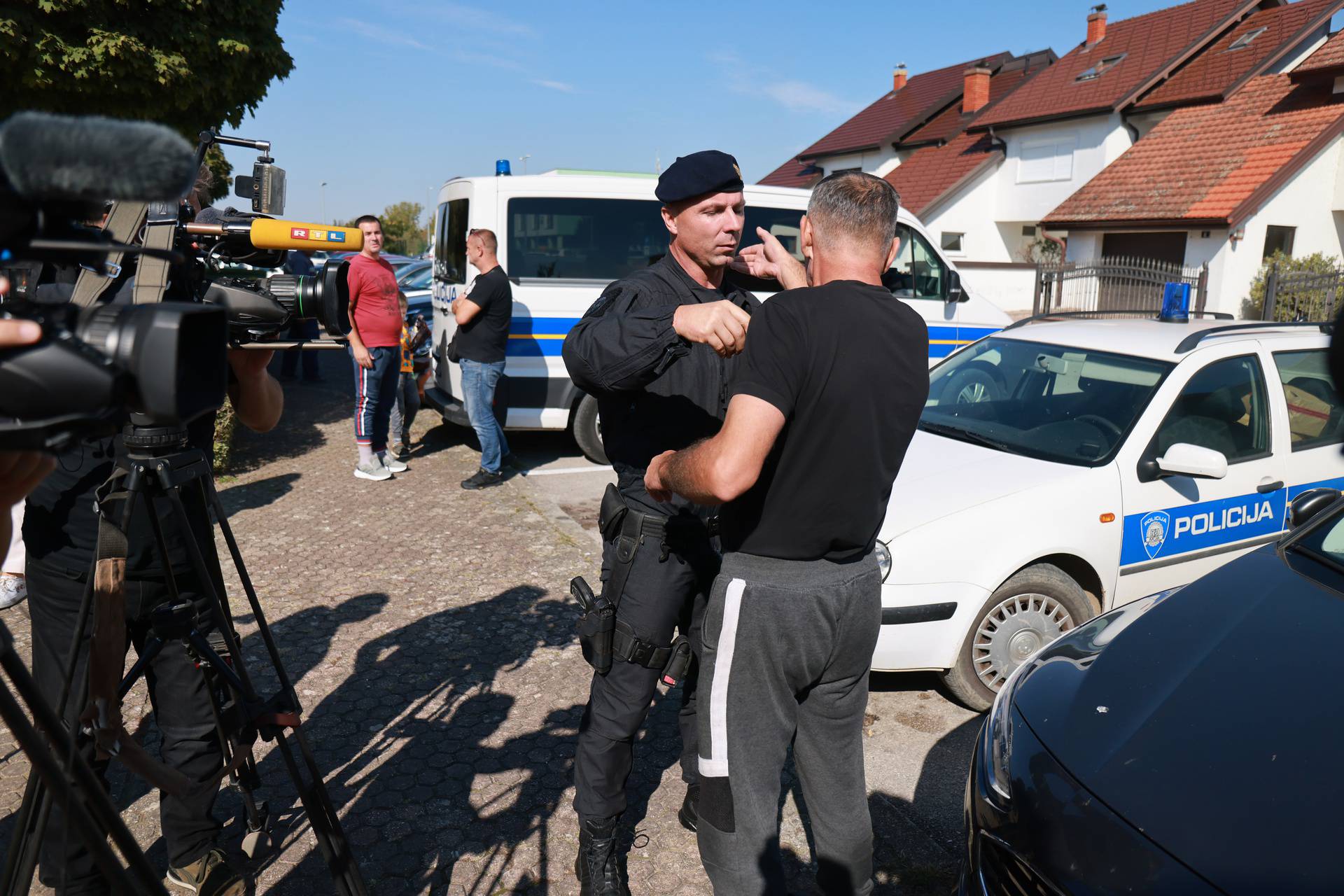 Policija i USKOK tijekom pretresa kuće Josipa Šarića, gradonačelnika Otoka