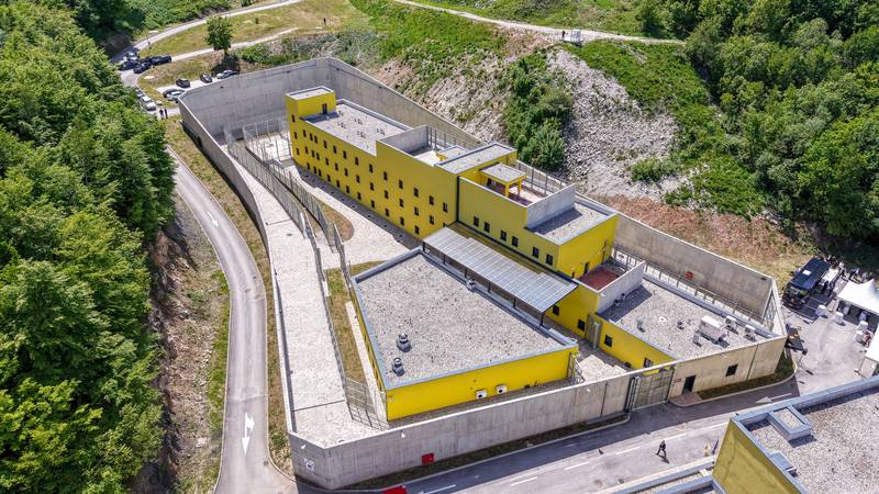 FOTO Otvoren  je 'bosanski Alcatraz': Stiže 150 zatvorenika!