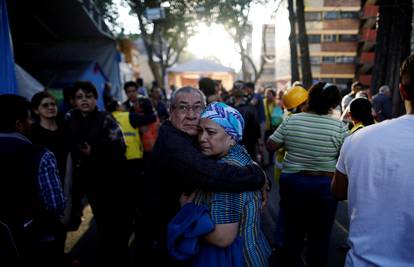 Snažan potres u Meksiku: Pao helikopter, milijuni bez struje