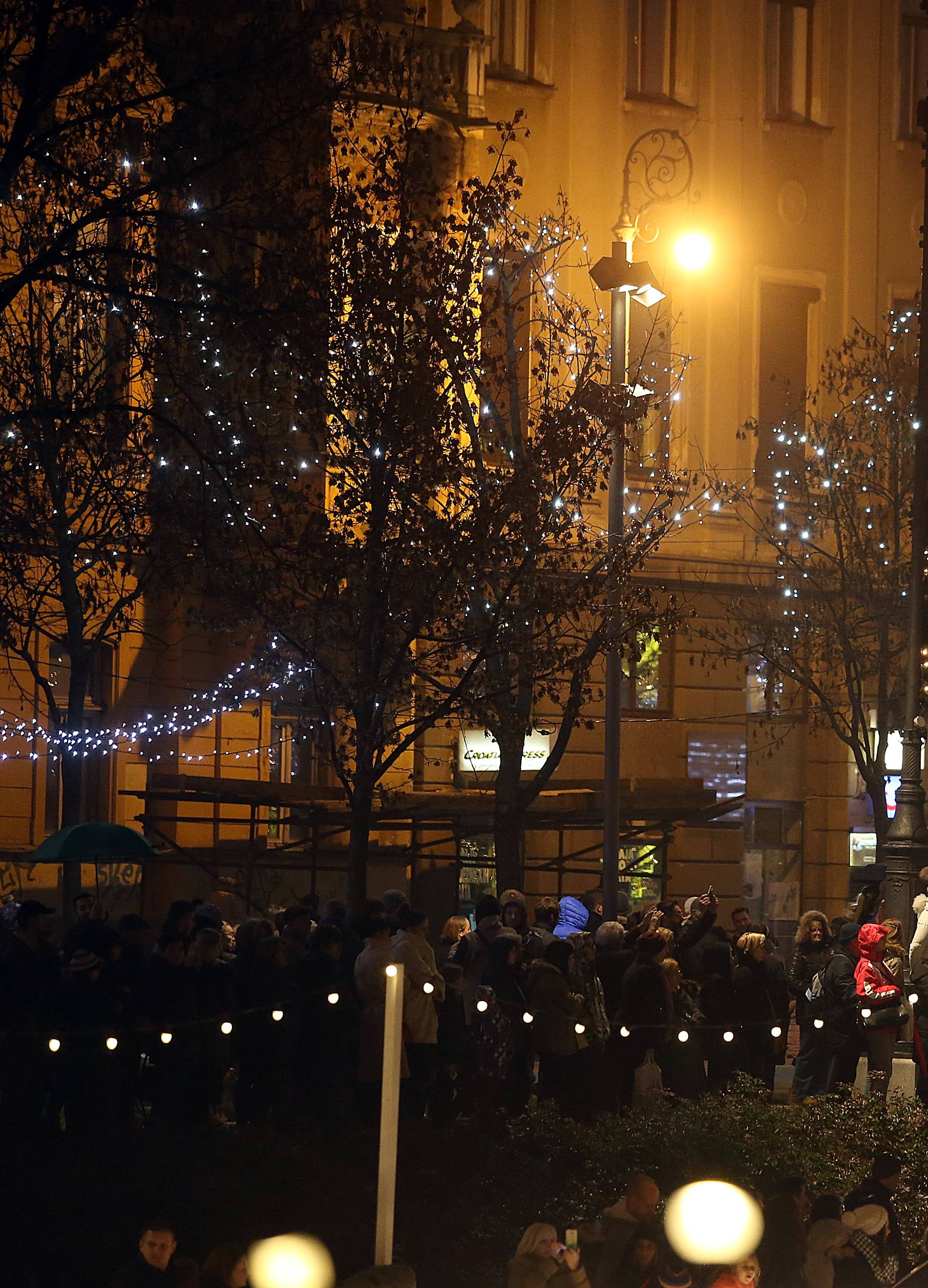 Počeo je Advent u Zagrebu: Na Zrinjevcu upalili tisuće lampica