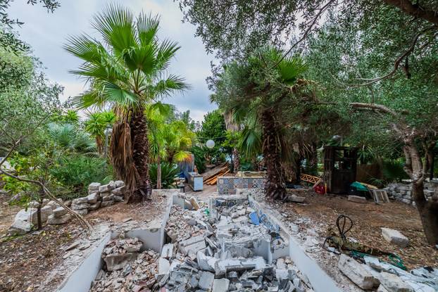 24sata: Palmižana: Reportaža o rušenju objekata Eduarda Tota Meneghella