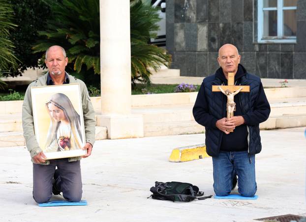 Šibenik: Molitelji krunice ispred Gradske uprave