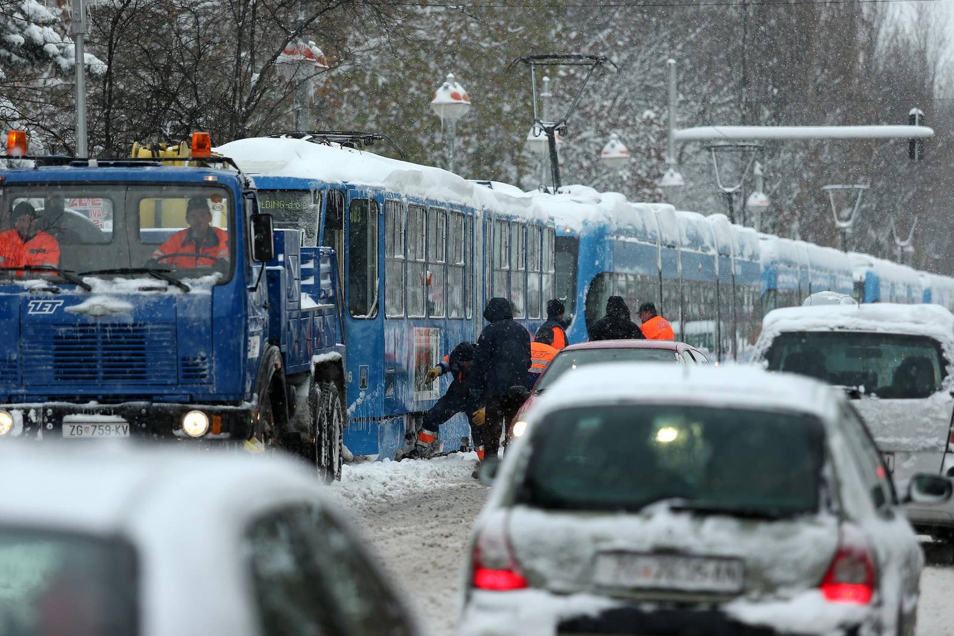 ARHIVA - Zagreb: Zastoj tramvajskog prometa zbog velikih nanosa snijega