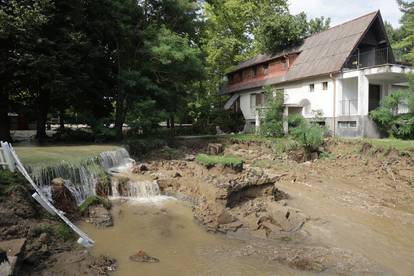 Bujica urušila dio kuće uz jezero Šoderica