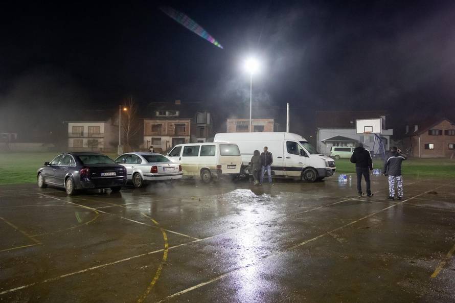 Glina: Nekoliko obitelji u automobilima i kombiju provodi noći na igralištu