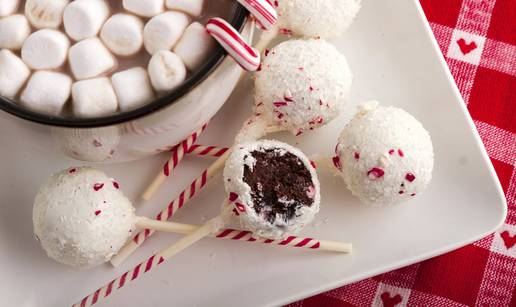 Cake pops - od viška biskvita nastaju odlične čoko-lizalice