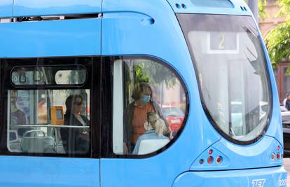 Stup pao, još četiri ih se zapalilo na Glavnom kolodvoru, potrgali su i tramvajske vodove u centru