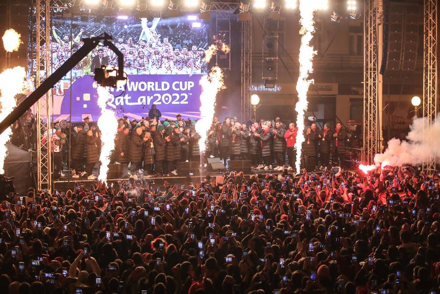 Zagreb: Vatrene na pozornici popratili konfeti i bakljada