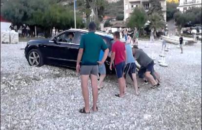 Čuvar Slovencu: Makni auto i grabljama popravi šljunak na plaži