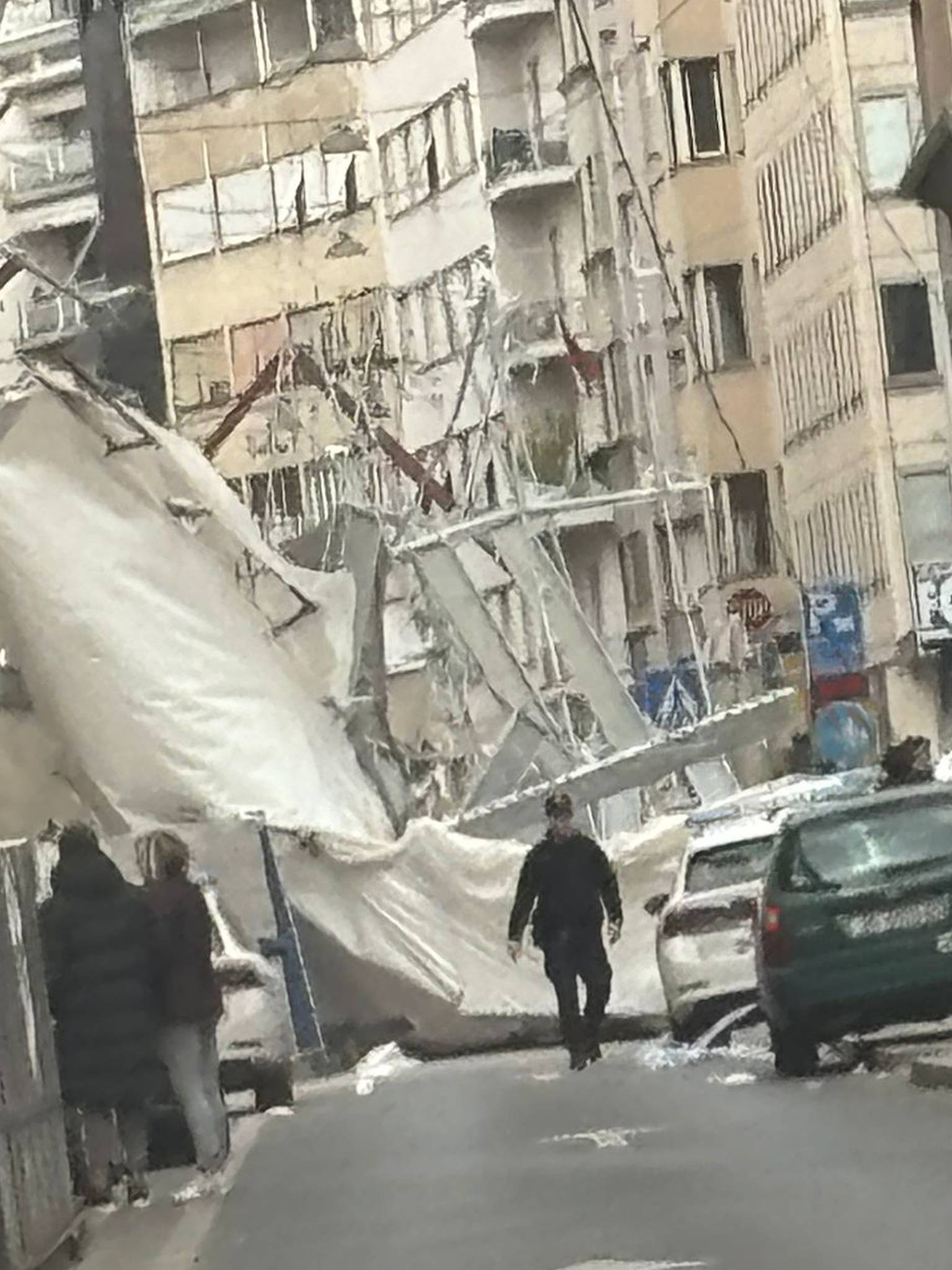 Policija objavila detalje pada skele u Petrinjskoj: Oštećen je dio javne rasvjete i jedan auto