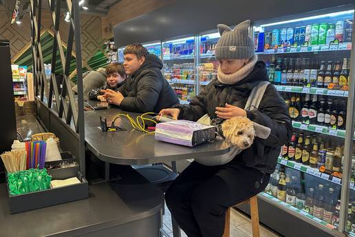 Tisu&cacute;e stambenih zgrada u Kijevu i dalje bez grijanja nakon ruskog napada