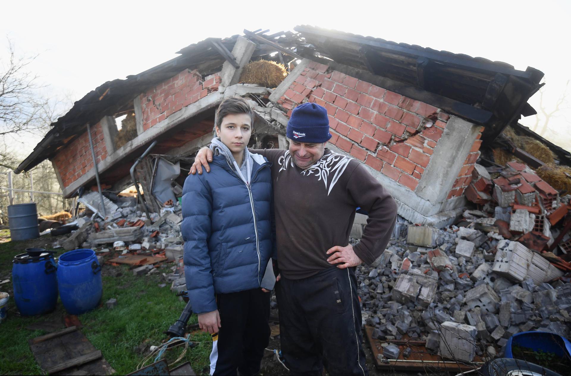 Novo Selo Glinsko: Uplakani stanovnici ispred svojih razrušenih kuća 