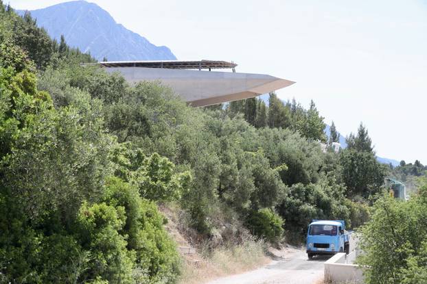Neobična građevina u obliku velikog glisera gradi se u Baškoj Vodi