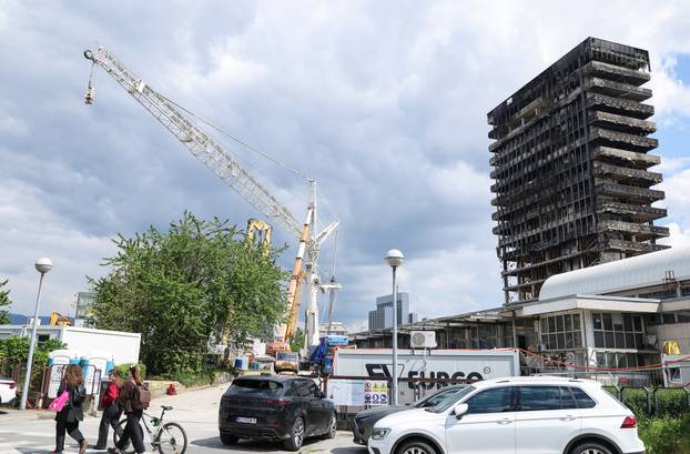 Zagreb: Kod Vjesnikovog nebodera počela je montaža velikog krana dizalice