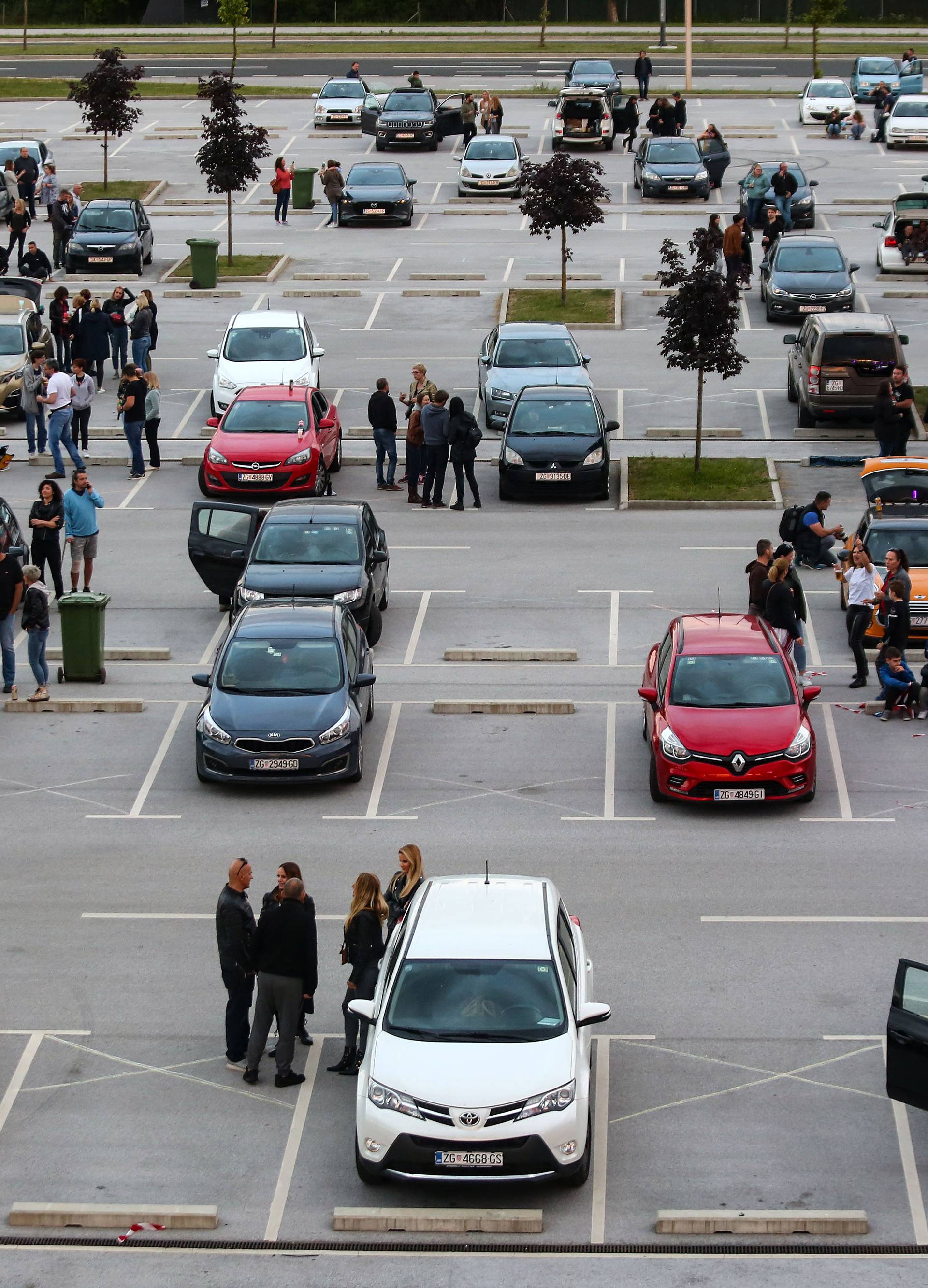 Zagreb: Kawasaki 3P održao drive-in koncert na parkingu aerodroma