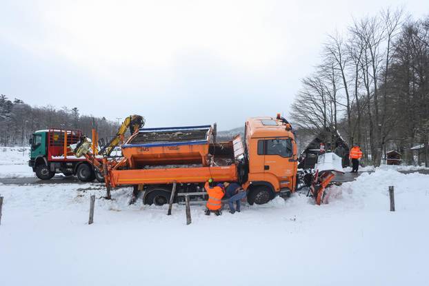 Tijekom čišćenja ceste ralica je zapela u snijegu na Platku