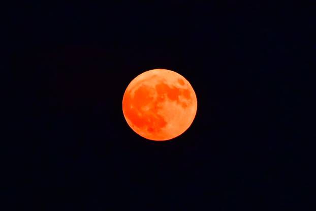 Puni mjesec nad Zagrebom