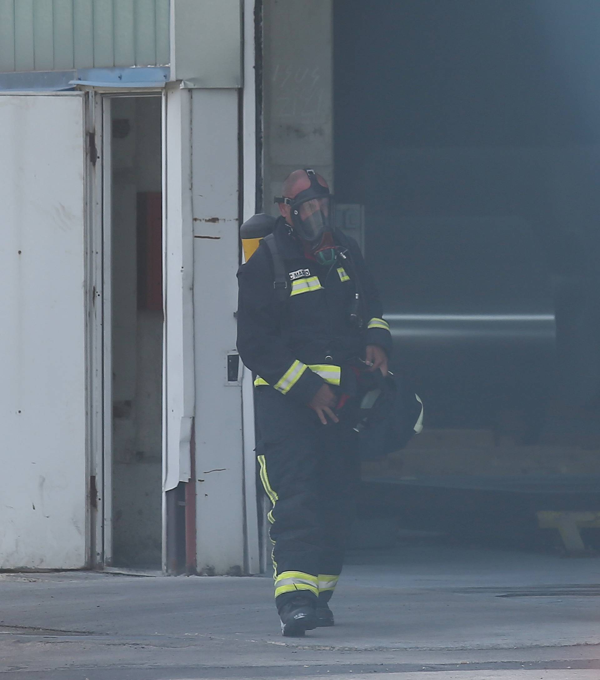 Ugasili požar u tvornici TLM, radnici se boje velike štete