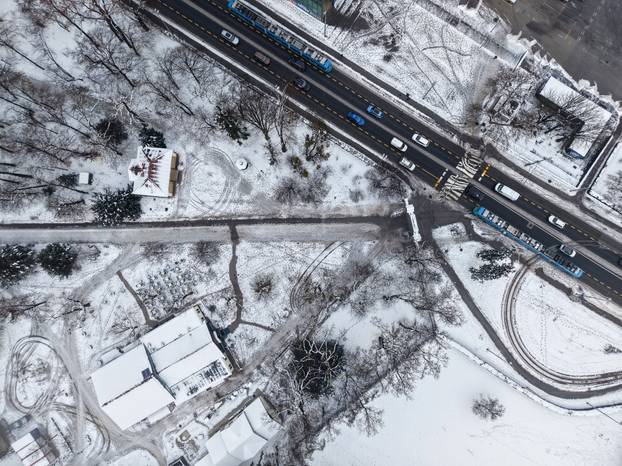 Pogled iz zraka na park Maksimir i njegova jezera tijekom zime