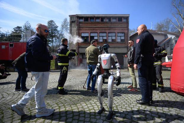Zagreb: Demonstracija suradnje vatrogasne postrojbe i robotskog psa Unitree Go2 