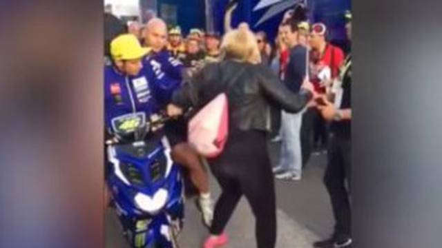 Rossi se ispričao, ali navijačica ga tuži: Namjerno me udario!