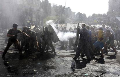 Novi sukobi na trgu u Kijevu: Ozlijeđeno nekoliko policajaca