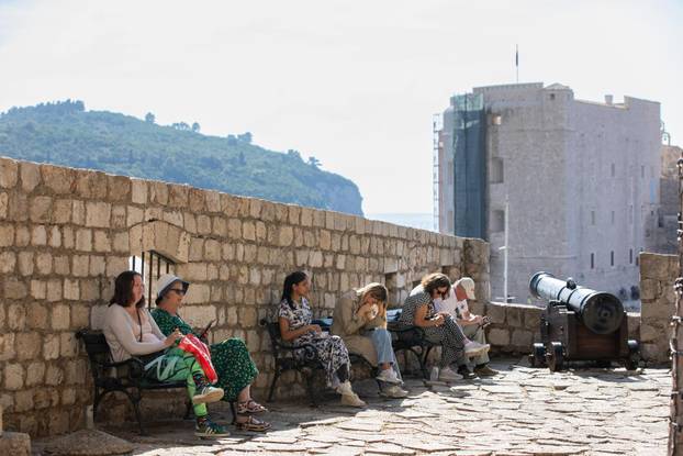 Dubrovnik: Lijepo i toplo vrijeme još uvijek grije turiste na jugu Hrvatske