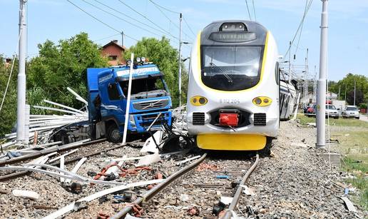 VIDEO Vozač kamiona preminuo nakon stravične nesreće i naleta putničkog vlaka kod Sl. Broda