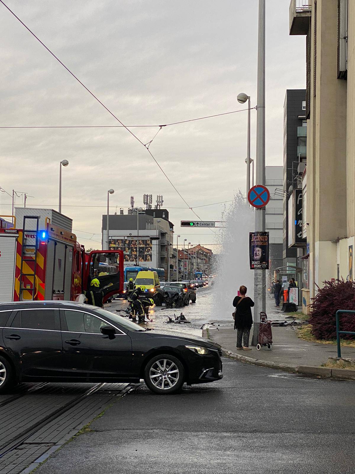 VIDEO Krš i lom u Dubravi: Lexusom pomeo hidrant, voda šikljala nekoliko metara u zrak