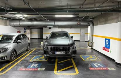 Drsko! Netko u Splitu parkirao Audi preko čak dva mjesta za invalide: 'Policijo, opali kaznu!'