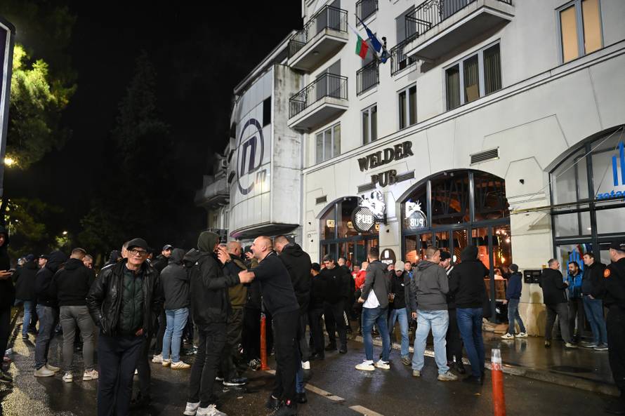 Podgorica: Policija i navijači uoči početka utamice Crna Gora - Hrvatska 