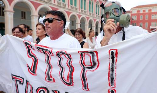 FOTO Splićani opet protestirali protiv azbest-broda. Nosili i gas maske: 'Njima mito, nama rak'