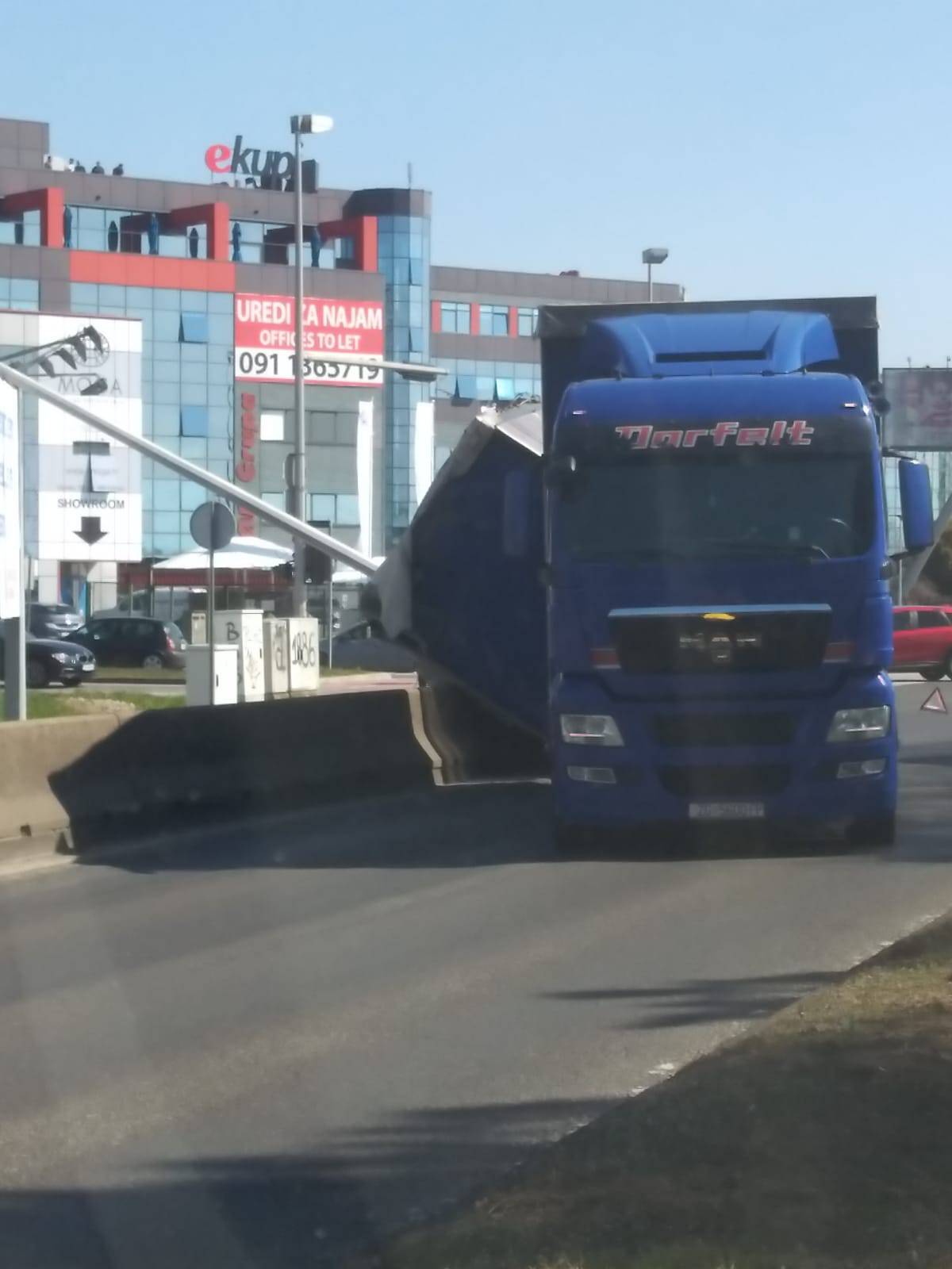 Prevrnula se prikolica kamiona u Buzinu, stvara se velika gužva