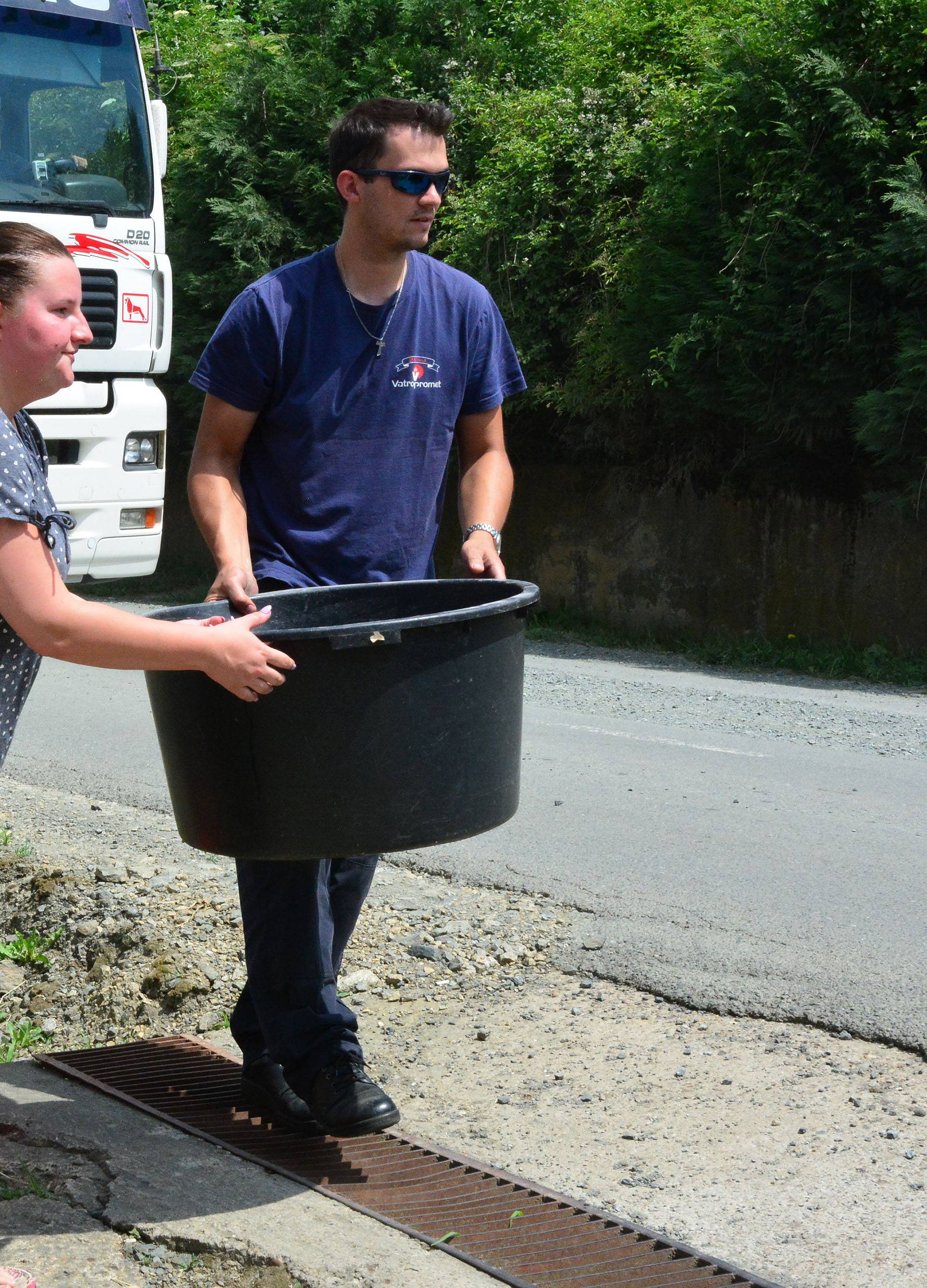 Vodu moraju kupovati: Plaćaju račune, a iz slavine curi mulj