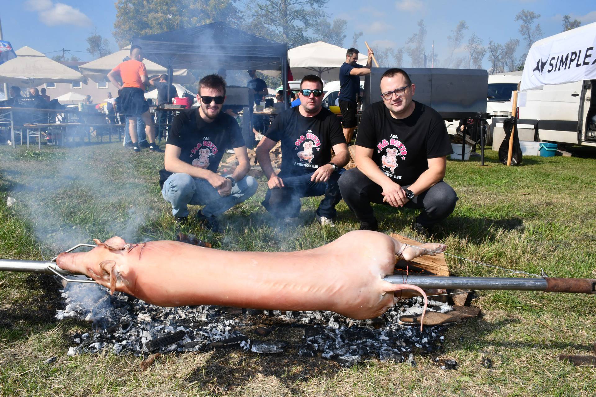 Reporteri 24sata sudjelovali na Pečenkijadi: Savjeta je milijun, od drva, začina, ražnja do rakije